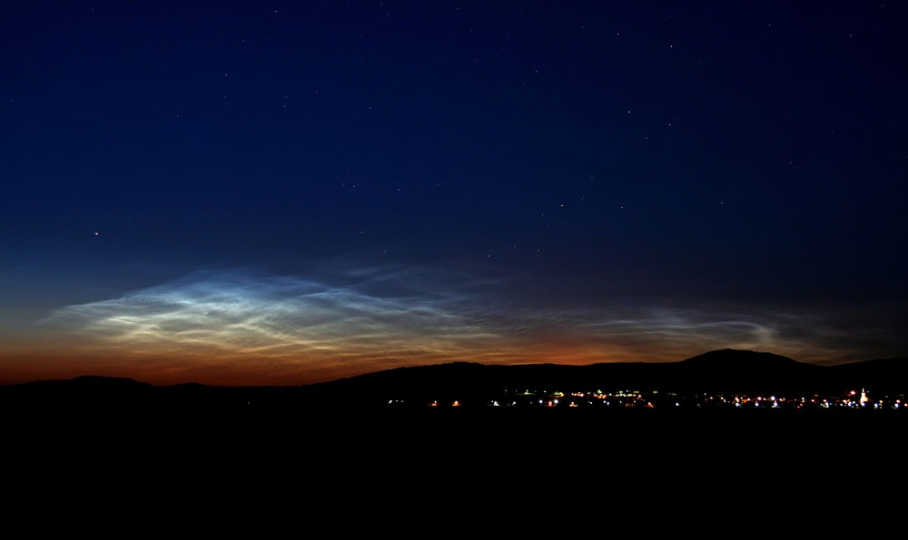 a criss cross structure of narrow pointed clouds